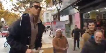 El cantante mendocino Matías Nievas, arrojó al aire miles de pesos durante varios minutos, en pleno centro\u002E