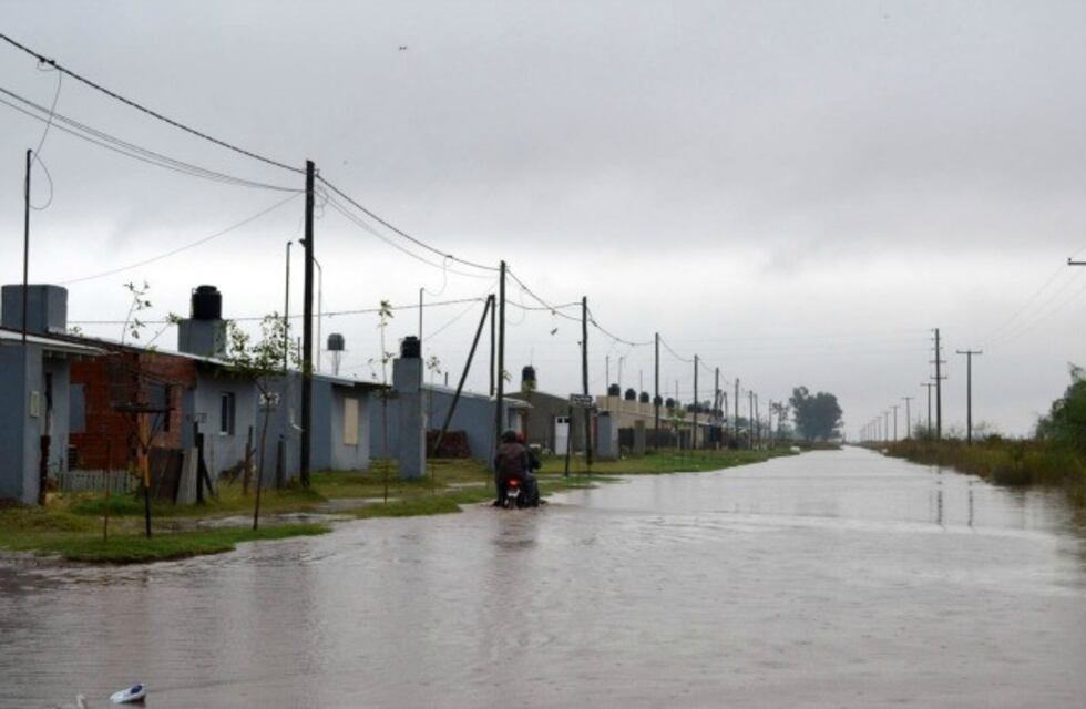 General Villegas: vecinos reclamaron en la ruta que aceleren el drenaje de las aguas que inundan el distrito