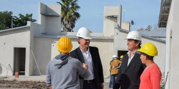 Casaretto y Piaggio con trabajadores\nCrédito: Comunicación Institucional