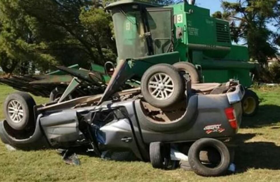 Cosechadora aplastó una camioneta en Canals