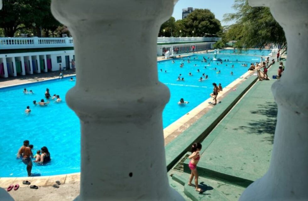 Violencia en la pileta del Parque Sarmiento: policías heridos y siete detenidos
