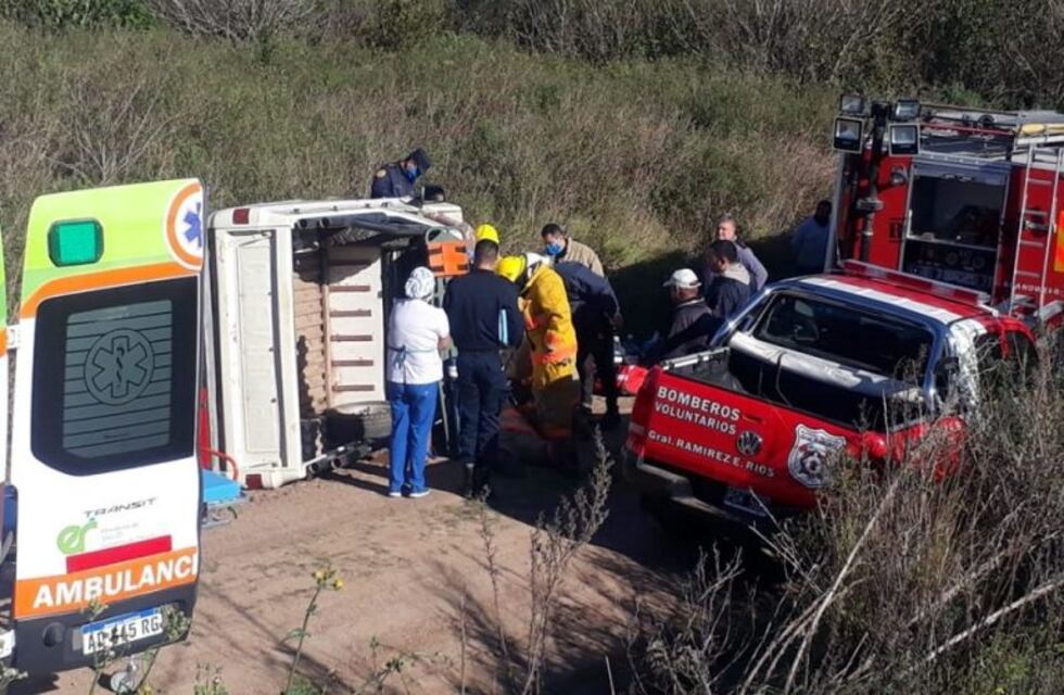 Una camioneta volcó y sus ocupantes quedaron atrapados en el interior