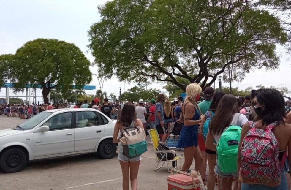 Acusan a pescadores por el desborde de personas en las islas frente a Rosario