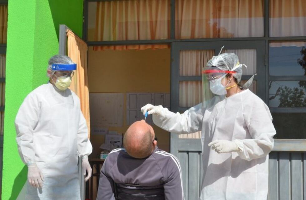 La historia detrás del trabajo de los 150 hisopadores que luchan contra la pandemia