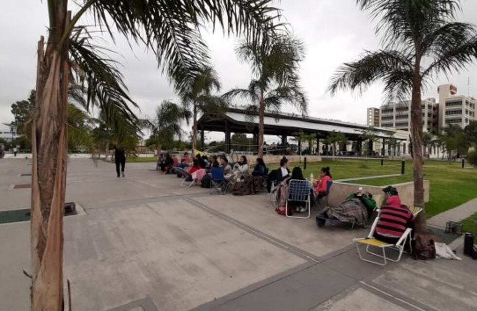 Fans de Luis Fonsi y Abel Pintos acampan desde hace 72 horas por una entrada