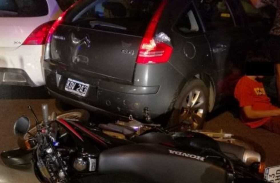 Menor de edad chocó a un auto y atropelló a un inspector en su intento de fuga