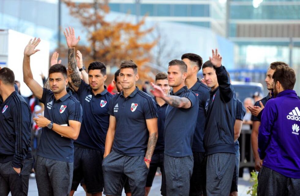 En Madrid, los jugadores de River salieron del hotel para saludar y aplaudir a los hinchas
