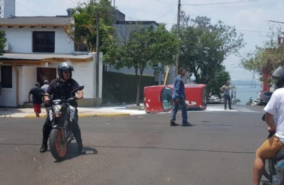 Lo chocó otro auto en el centro de Posadas, volcó y salió lesionado