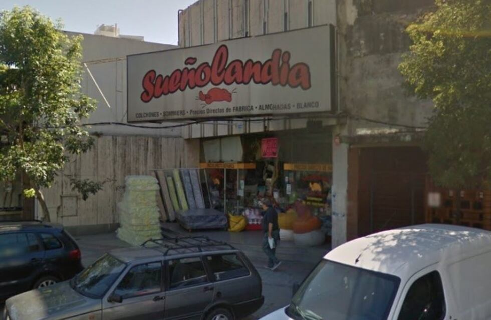 Dos delincuentes irrumpieron en una colchonería, redujeron al personal y se llevaron la recaudación