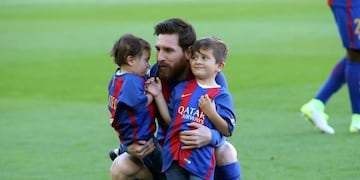 Soccer Football - Barcelona v Villarreal - Spanish La Liga Santander - Camp Nou stadium, Barcelona, Spain - 6/05/2017. Barcelona's Lionel Messi and his sons Thiago and Mateo. REUTERS/Albert Gea espau00f1a lionel messi thiago mateo campeonato torneo liga espau00f1ola espau00f1ol futbol futbolistas partido barcelona Villarreal CF