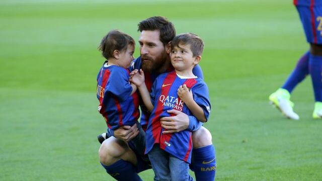 Soccer Football - Barcelona v Villarreal - Spanish La Liga Santander - Camp Nou stadium, Barcelona, Spain - 6/05/2017. Barcelona's Lionel Messi and his sons Thiago and Mateo. REUTERS/Albert Gea espau00f1a lionel messi thiago mateo campeonato torneo liga espau00f1ola espau00f1ol futbol futbolistas partido barcelona Villarreal CF