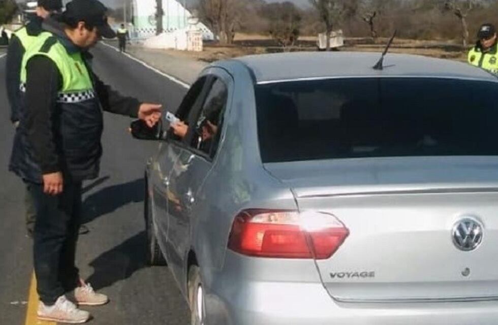 La policía antidrogas secuestro dinero y drogas en El Mollar