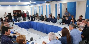 Peppo, parte de su gabinete e intendentes analizaron la difícil situación del sudoeste chaqueño\u002E (Prensa Gobierno)