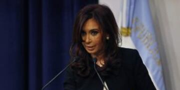 BAS08. BUENOS AIRES (ARGENTINA), 27/12/2016.- Fotografu00eda de archivo del 24 de agosto de 2010 de la expresidenta de Argentina Cristina Fernu00e1ndez de Kirchner durante el acto de presentaciu00f3n del informe