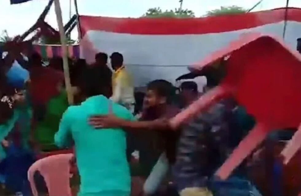Batalla campal en un casamiento en India: discutieron las familias y se fueron a las manos