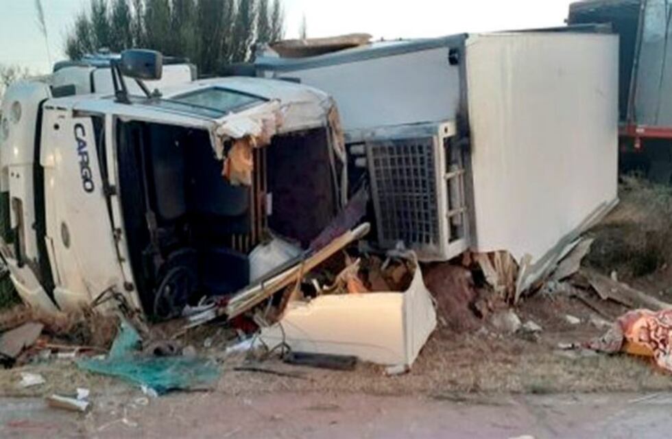 Un camionero riocuartense volcó en San Luis y debió ser hospitalizado