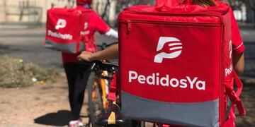 Los chicos de Pedidos Ya, con la catedral de Rafaela de fondo (Via Rafaela)