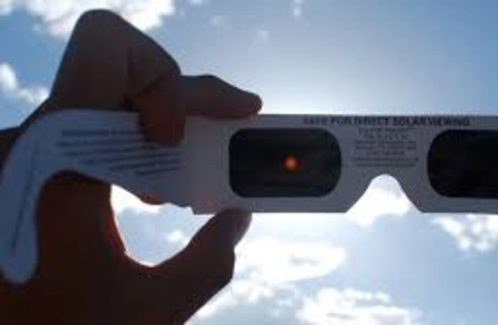 Cuatro asistidos en Córdoba por mirar el eclipse sin protección