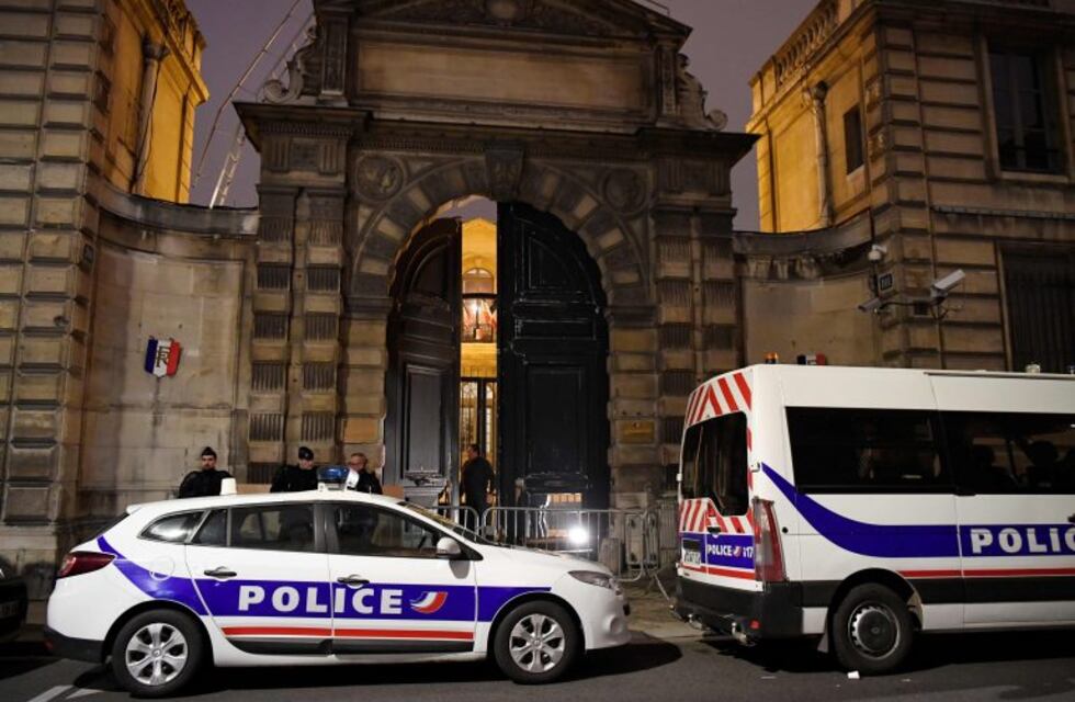 Un policía francés mató a una compañera mientras jugaba con un arma