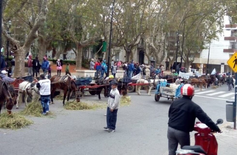 Los carreros volvieron a protestar frente a la Municipalidad y se complicó el tránsito en el centro