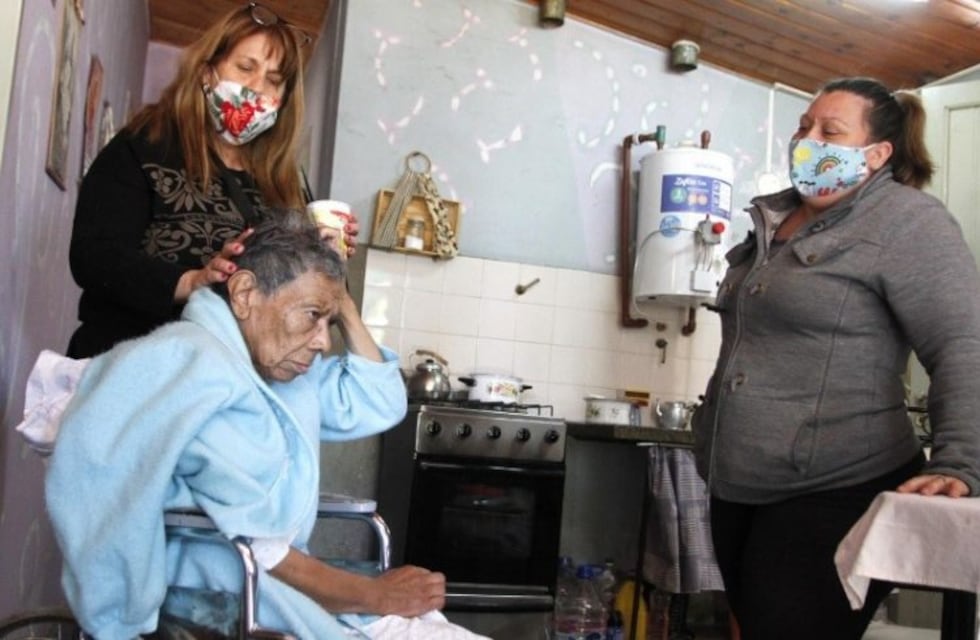 Para que no vaya a un hogar, tres vecinas se turnan para cuidar a una anciana del barrio