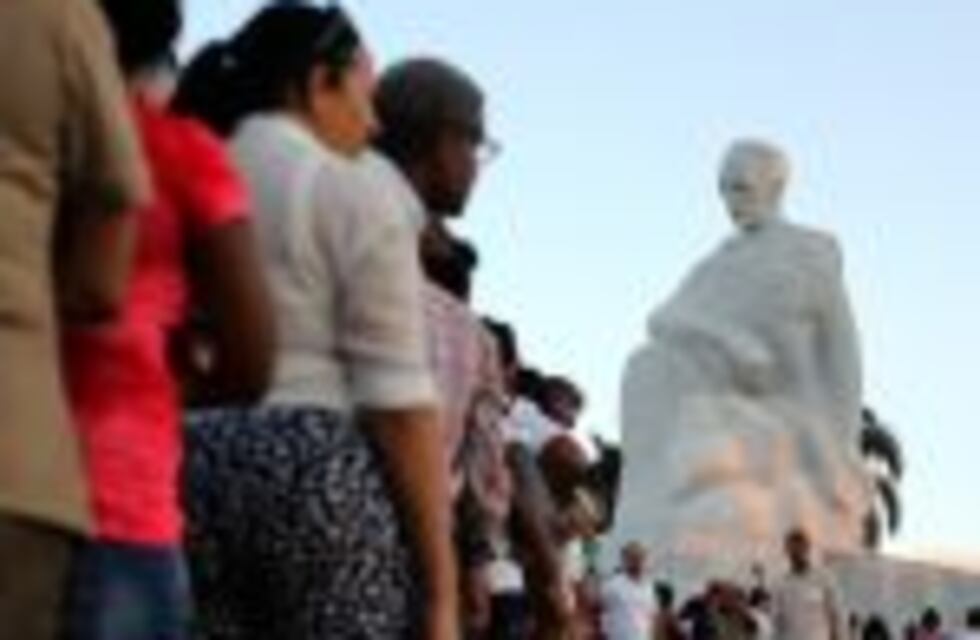 Cientos de cubanos despiden a Fidel Castro en la Plaza de la Revolución
