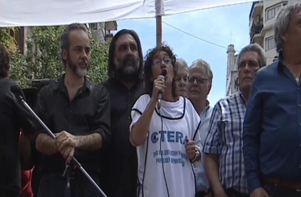 Para los gremios docentes, la adhesión al paro es del 80%