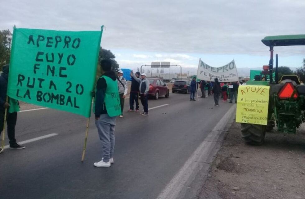 Productores cortan ruta 7 y regalan verduras