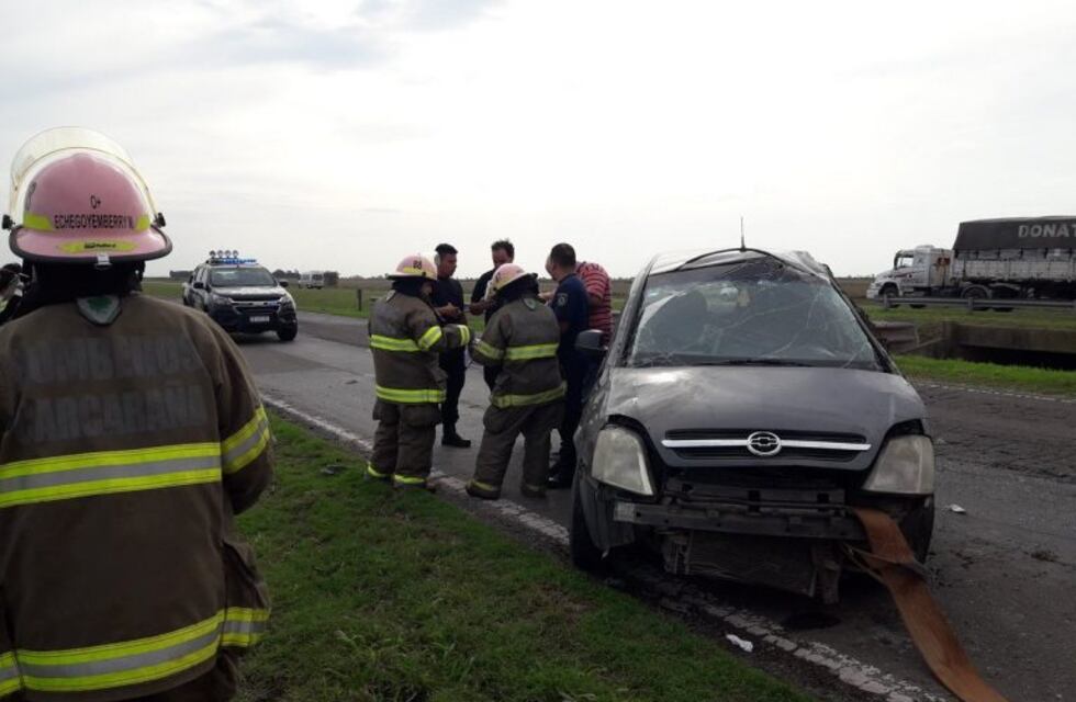 Colisión y vuelco en la autopista a Córdoba dejó cuatro heridos