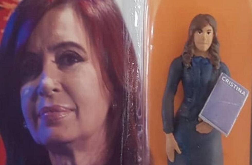 Lanzan una muñeca de Cristina Kirchner con el mini libro "Sinceramente" incluido