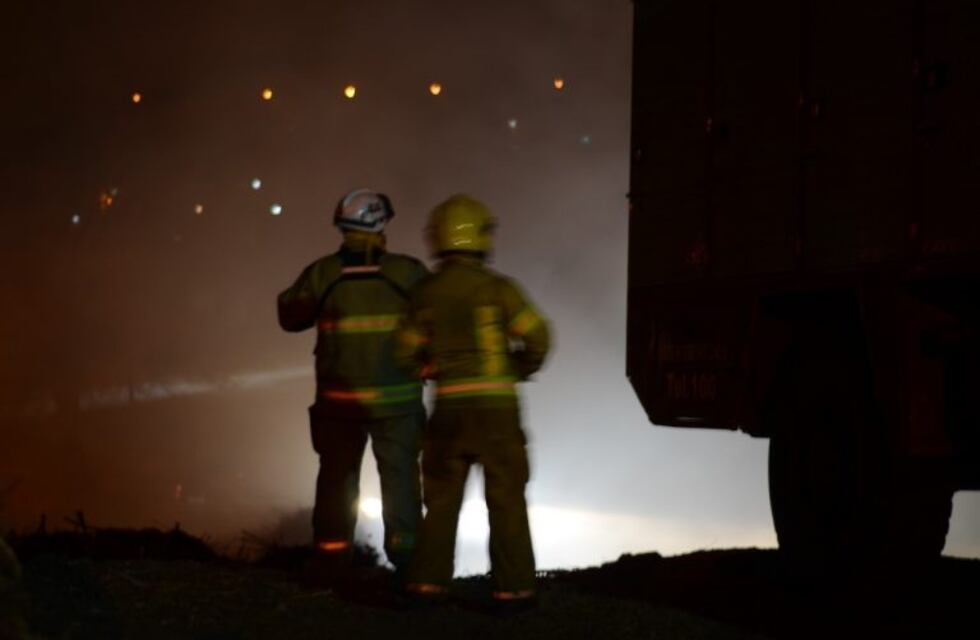Imágenes impactantes de una noche con cuatro incendios en Cosquín