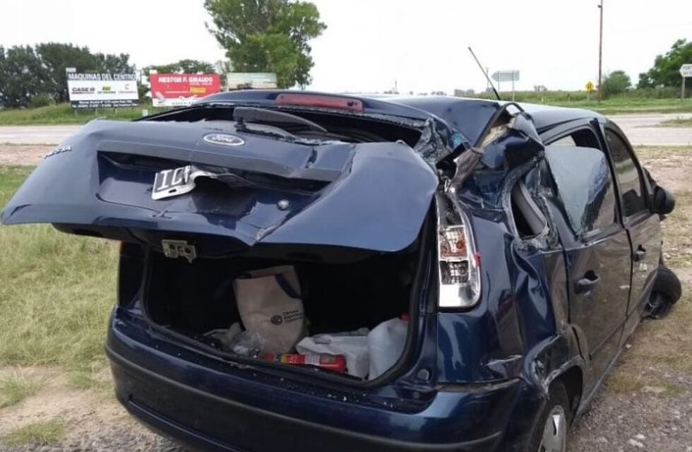 Fuerte choque entre tres vehículos