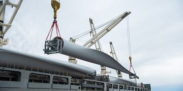 Trasladan aerogeneradores para el parque eólico Cañadón León