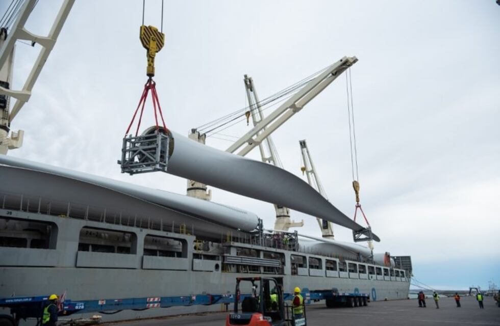 Trasladan aerogeneradores para el parque eólico Cañadón León