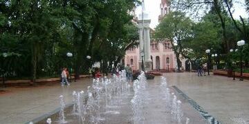 Chorros de agua en la Plaza 9 de Julio de Posadas\u002E