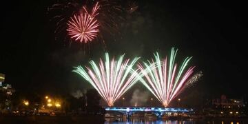 Show de luces y fuegos artificiales en Carlos Paz\u002E