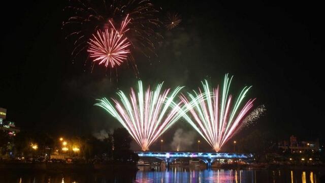 Show de luces y fuegos artificiales en Carlos Paz\u002E