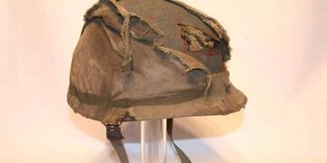 El casco que se subasta en Londres, tal como quedó tras la Guerra de Malvinas\u002E