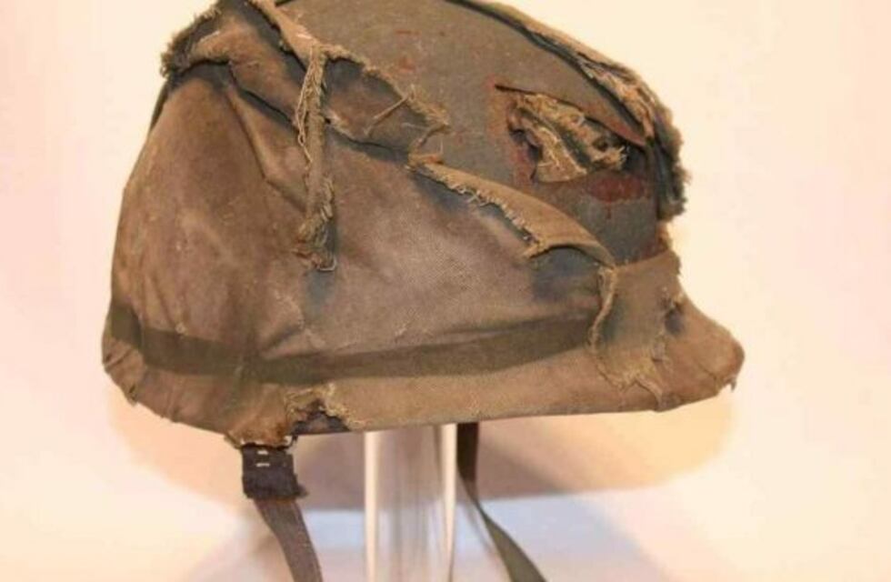 Subastan en Londres el casco de un ex combatiente de Malvinas y ahora quiere recuperarlo