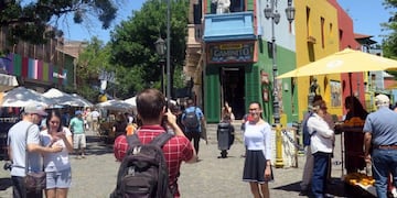 Turistas visitan el pasaje Caminito en Buenos Aires (Argentina)\u002E Crédito: EFE/Tono Gil\u002E