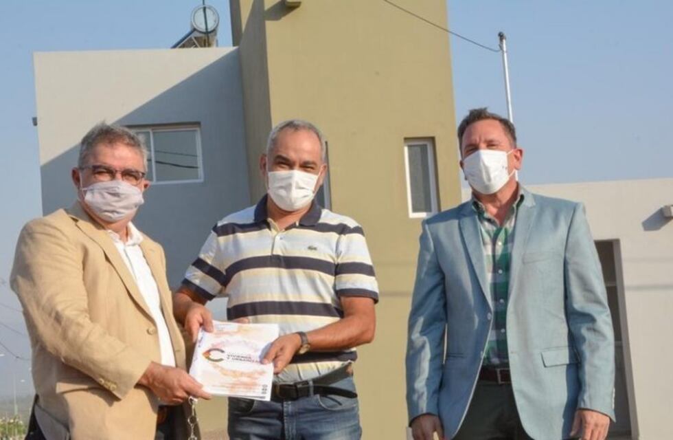 El gobernador Jalil entregó  las primeras viviendas para solteros en Valle Chico