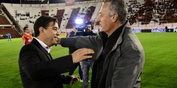 Marcelo Gallardo y Gustavo Alfaro se saludan durante un Huracán-River en el estadio Tomás Adolfo Ducó\u002E