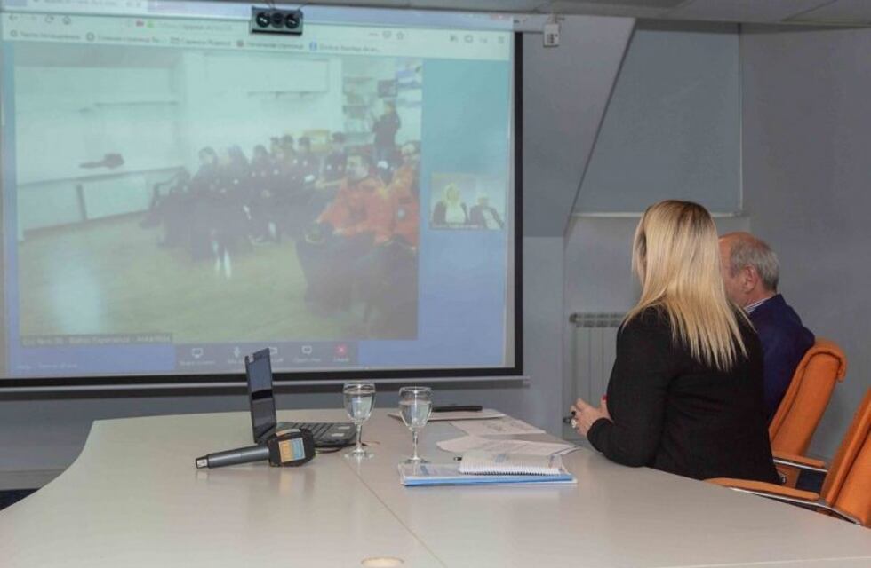 Bertone inauguró el ciclo lectivo en la escuela provincial Nro. 38 de la Base Antártica Esperanza por videoconferencia