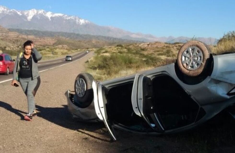 Dos mujeres heridas tras un vuelco en Potrerillos
