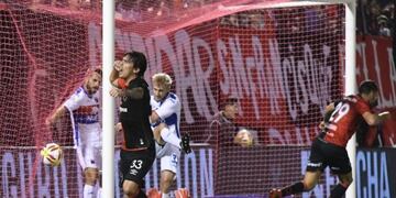 Gol de Fontanini para el parcial Newell's 1 - Tigre 0