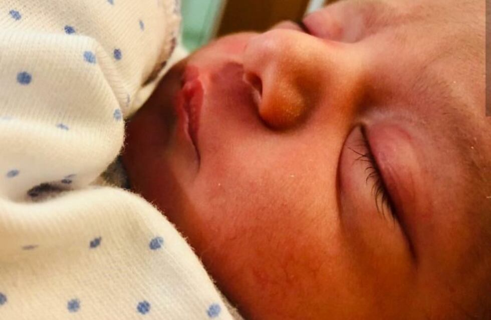 More Rial y Facundo Ambrosioni le pusieron a su bebé la camiseta y ya es hincha...¡de un equipo cordobés!