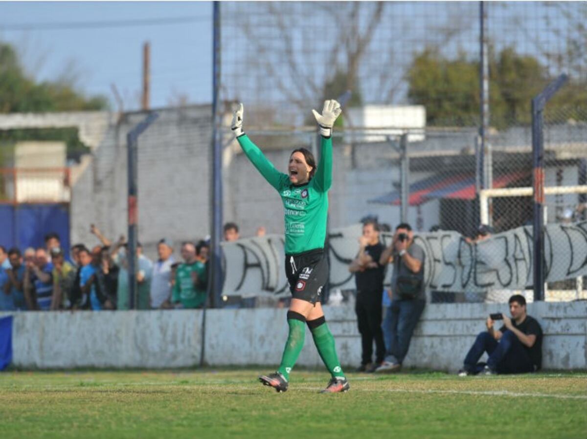 COMO EN CASA\u002E El Juanca se dio un gustazo: atajó en “su” Las Palmas\u002E Dice que no seguirá, pero\u002E\u002E\u002E
