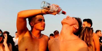 El exceso de alcohol en las playas\u002E (Fernando de la Orden, Clarín)