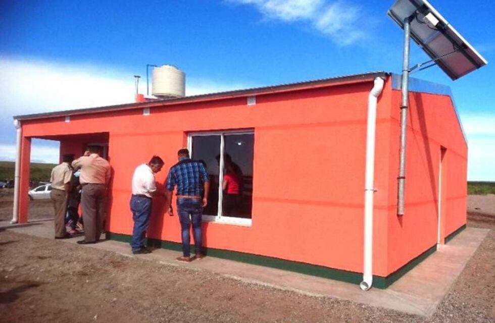 El Gobierno le entregó una casa nueva a un puestero de Limay Mahuida
