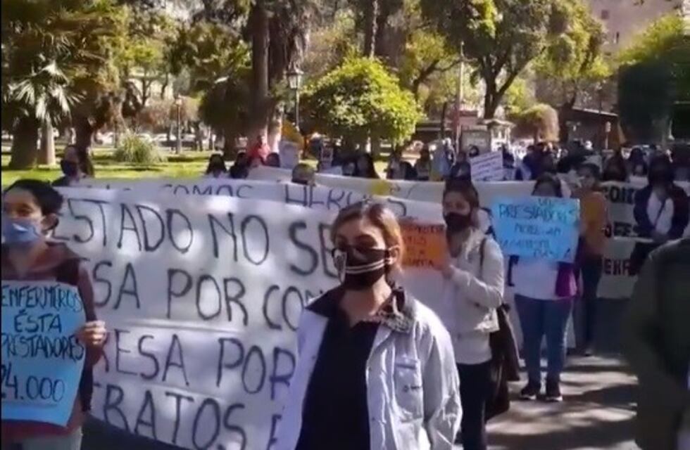 Trabajadores de Salud protestan y acampan por mejoras salariales